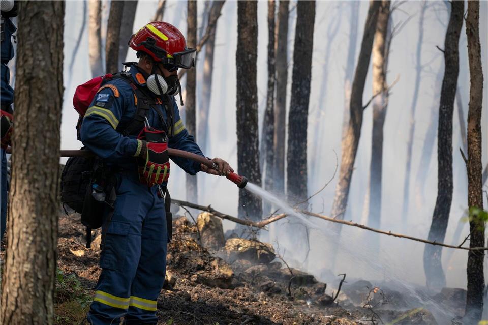 Hunderte Einsatzkräfte, darunter auch Feuerwehrleute aus Rumänien und Frankreich, kämpfen in der Nähe von Athen gegen einen Großbrand. Michael Varaklas/AP/dpa