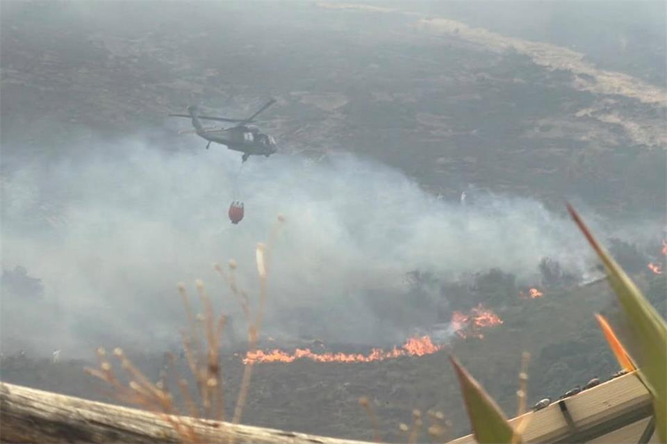 Hunderte Einsatzkräfte sind an der Bekämpfung der Flammen beteiligt.colprensa / Akt. Bifu/Colprensa/dpa