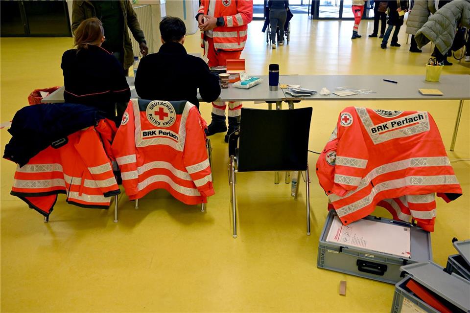 Hunderte Einsatzkräfte sind vor Ort.Felix Hörhager/dpa