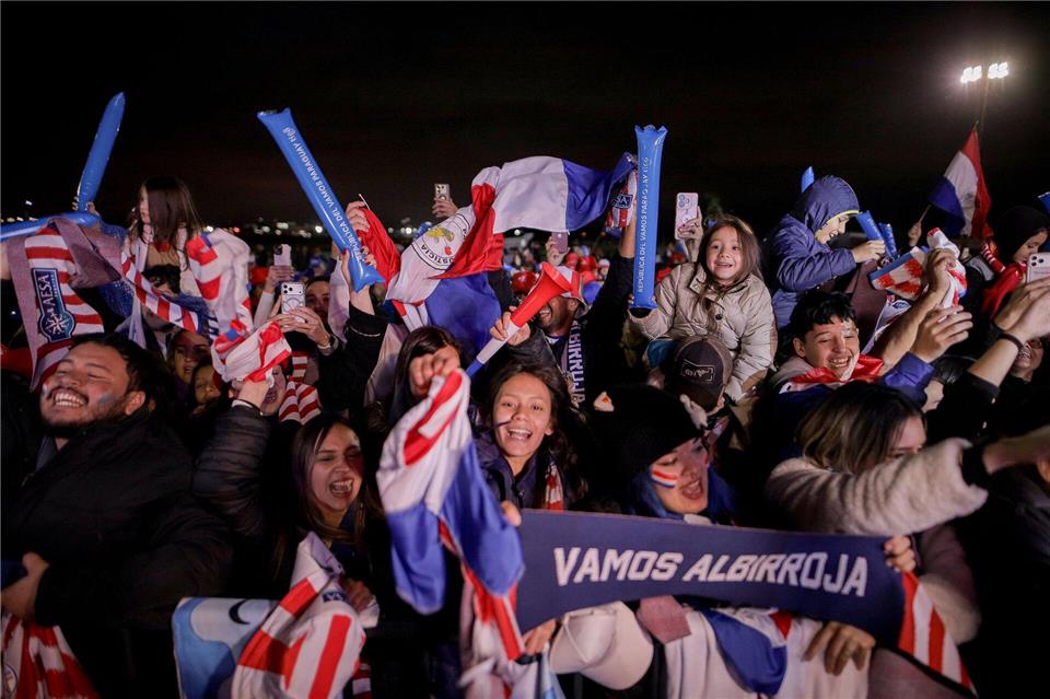 Hunderte Fans bereiteten der paraguayischen Nationalmannschaft am Flughafen von Asunción einen begeisterten Empfang.Nath Aguilar/dpa