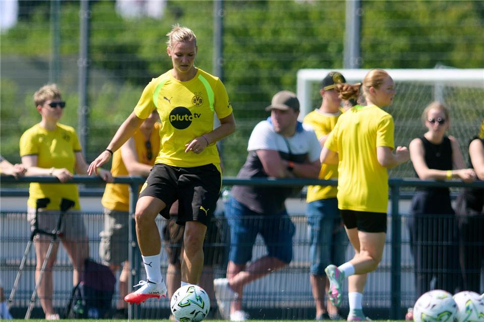 Hunderte Fans verfolgten den ersten Auftritt von Alexandra Popp im BVB-Trikot. Bernd Thissen/dpa