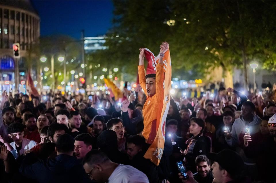 Hunderte Fans versammelten sich nach der perfekt gemachten Meisterschaft von Galatasaray Istanbul auf dem Breitscheidplatz.Christoph Soeder/dpa