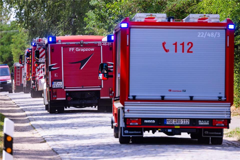 Hunderte Feuerwehrkräfte sind im Einsatz.Jens Büttner/dpa