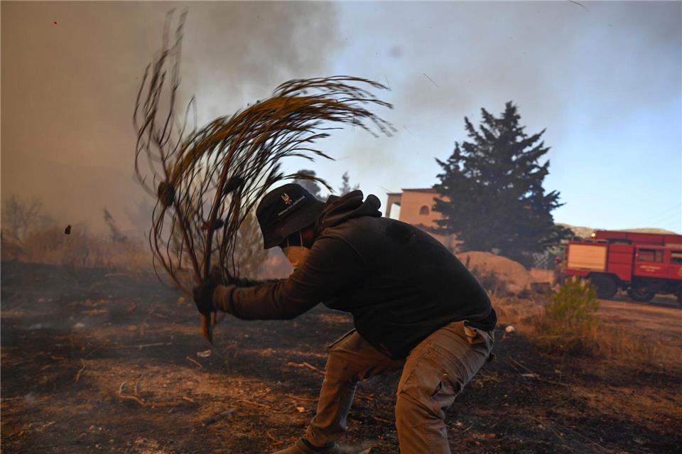Hunderte Feuerwehrleute, aber auch viele Freiwillige sind in Griechenland im Dauereinsatz.Michael Varaklas/AP/dpa