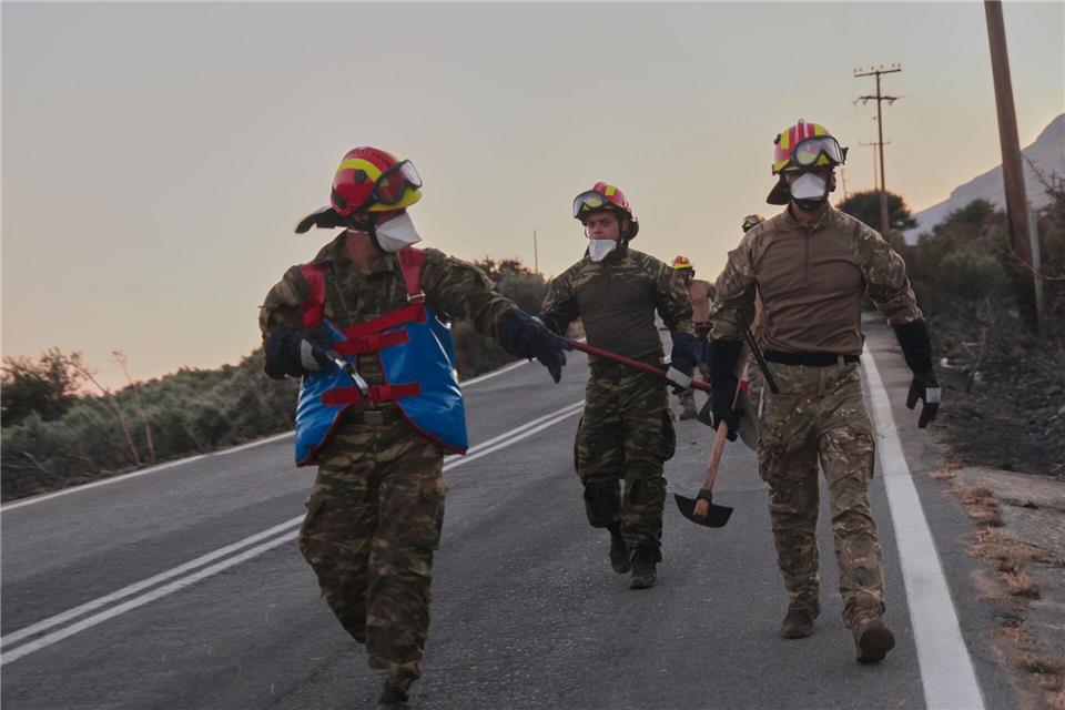 Hunderte Feuerwehrleute kämpfen gegen die Flammen, die sich seit Mittwoch im Gebiet südlich von Rethymno ausbreiten. Giannis Angelakis/AP/dpa