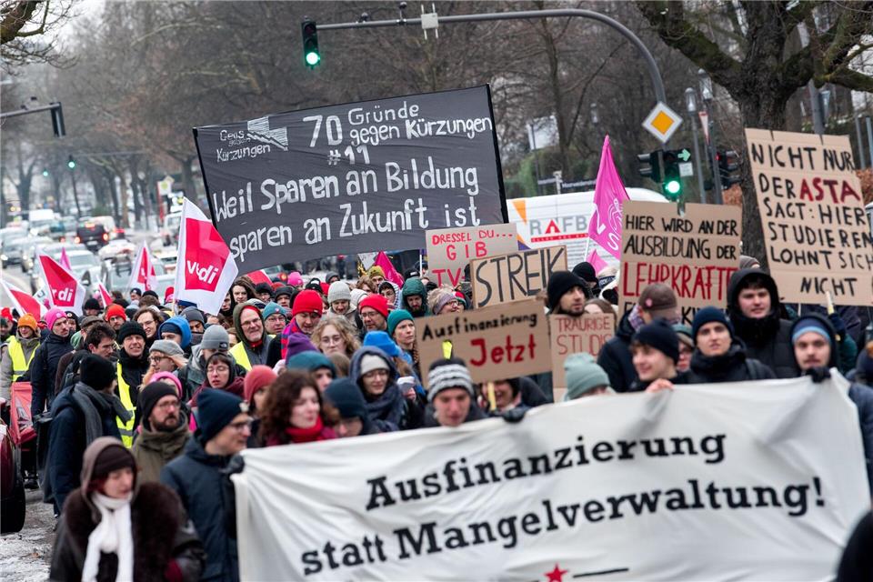 Hunderte Hochschulbeschäftigte haben nach Angaben der Gewerkschaft Verdi bei einem Warnstreik in Hamburg die Arbeit niedergelegt.Daniel Bockwoldt/dpa/Daniel Bockwoldt