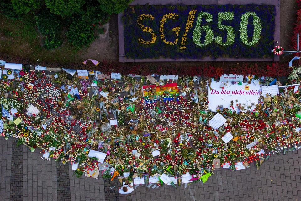 Hunderte Kerzen, Blumen und Trauerschreiben am Gedenkort unweit des Tatorts wenige Tage nach dem Anschlag. (Arcivbild)Christoph Reichwein/dpa