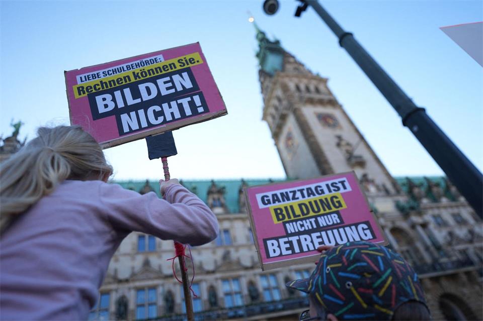 Hunderte Kinder, Jugendliche und Eltern haben gegen Kürzungen im Bildungsbereich demonstriert.Marcus Brandt/dpa