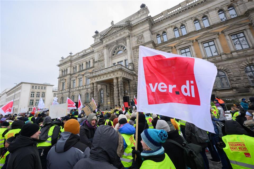 Hunderte Menschen beteiligten sich an der zentralen Kundgebung der Gewerkschaft Verdi.Julian Stratenschulte/dpa