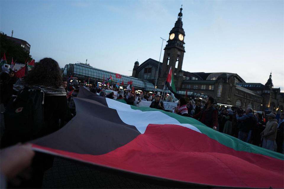 Hunderte Menschen demonstrieren am dritten Jahrestag des Hamas-Überfalls auf Israel unter dem Motto „Drei Jahre Genozid“.Marcus Brandt/dpa