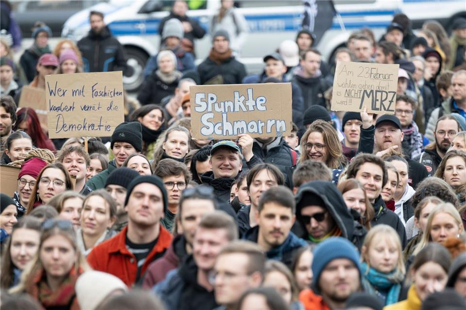 Hunderte Menschen demonstrieren gegen die Migrationspolitik der CDU.Sebastian Kahnert/dpa