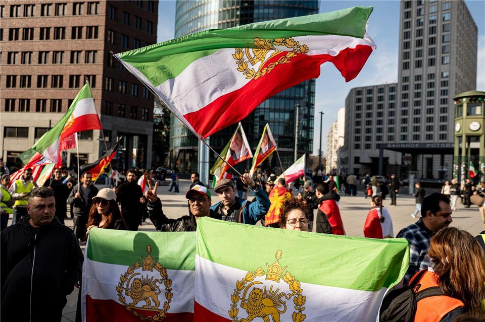 Hunderte Menschen demonstrieren in Berlin-Mitte.Fabian Sommer/dpa