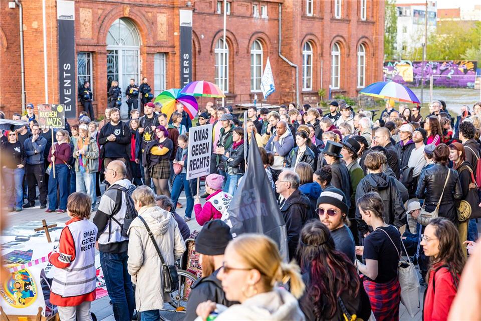 Hunderte Menschen demonstrieren in Cottbus gegen rechte Gewalt.Frank Hammerschmidt/dpa