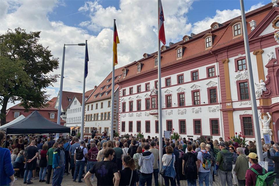 Hunderte Menschen demonstrierten vor der Staatskanzlei in Erfurt für ein Prüfverfahren eines Verbots von rechtsextremen Parteien.Marie Frech/dpa