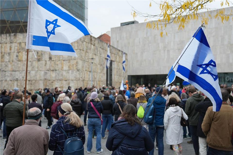 Hunderte Menschen feiern die Freilassung der Geiseln.Ehsan Monajati/dpa