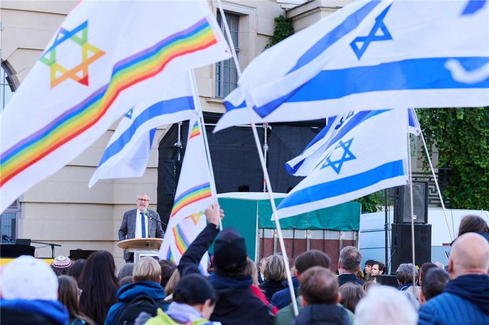 Hunderte feiern in Berlin Freilassung israelischer Geiseln Hunderte Menschen feiern in Berlin die Rückkehr der noch lebenden Geiseln.Annette Riedl/dpa