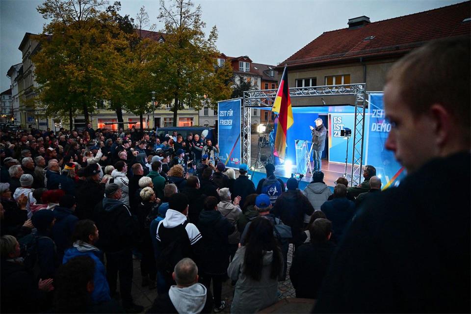 Hunderte Menschen folgten dem AfD-Aufruf.Sebastian Christoph Gollnow/dpa