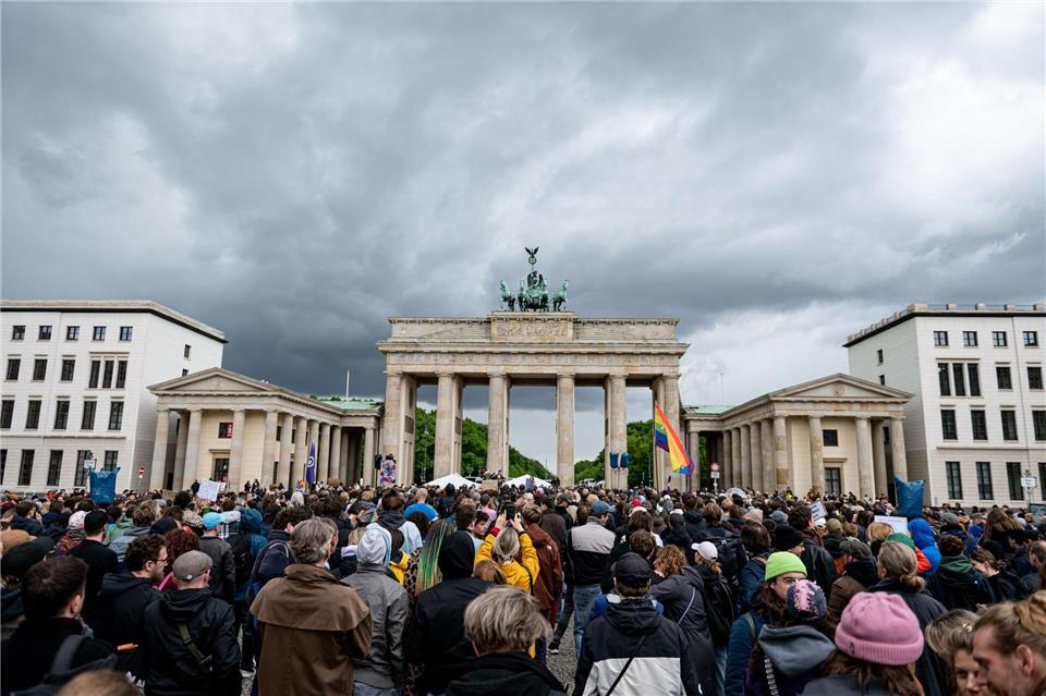 Hunderte Menschen haben bei der Demonstration „Männer gegen Gewalt“ am Brandenburger Tor in Berlin mitgemacht.Fabian Sommer/dpa