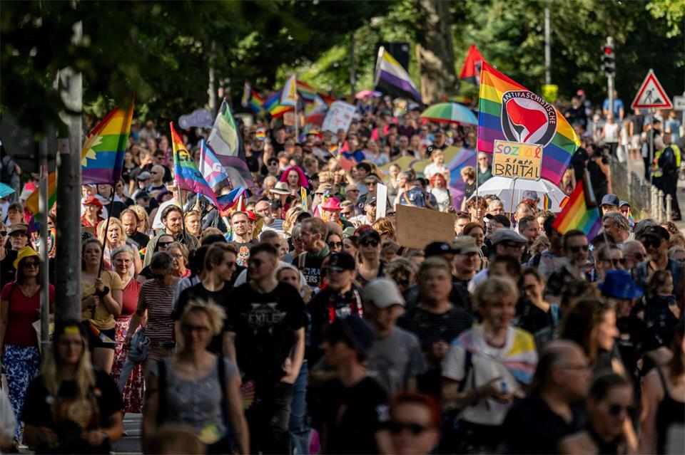 Hunderte Menschen haben beim Christopher Street Day in Königs Wusterhausen mitgemacht.Fabian Sommer/dpa