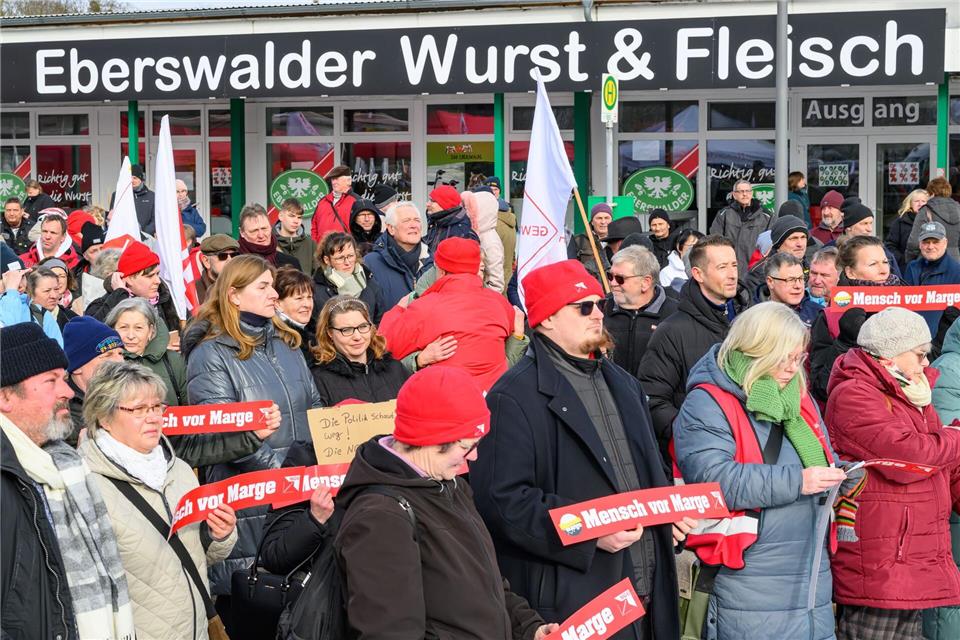 Hunderte Menschen haben gegen die Schließung des Wurstwerks in Britz protestiert.Patrick Pleul/dpa