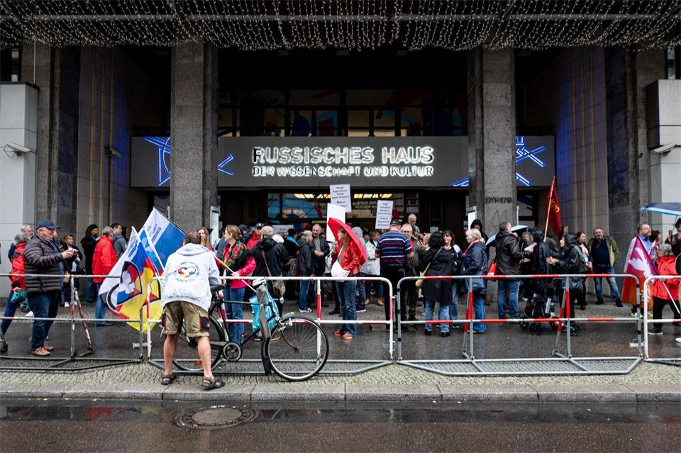 Hunderte Menschen haben vor dem Russischen Haus in Berlin protestiert. Fabian Sommer/dpa