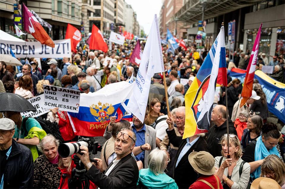 Hunderte Menschen haben vor dem Russischen Haus protestiert. Fabian Sommer/dpa