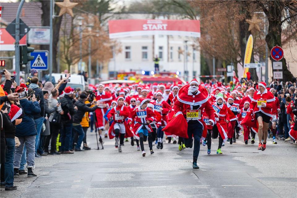Hunderte Menschen nahmen an dem Kostümlauf teil. Christophe Gateau/dpa