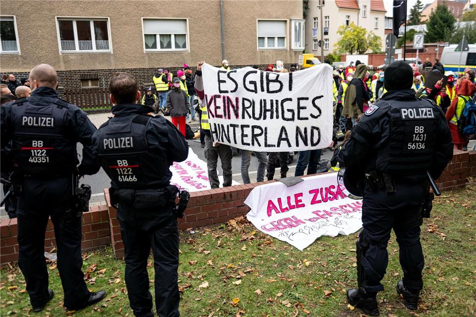 Brinker führt AfD als Spitzenkandidatin in Berlin-Wahl Hunderte Menschen protestierten gegen den AfD-Parteitag in Jüterbog. Fabian Sommer/dpa