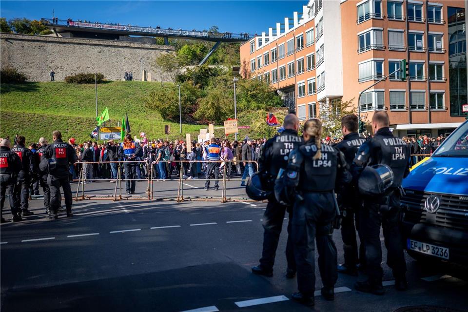 Hunderte Menschen setzten in Erfurt ein Zeichen gegen Rechts.  Jacob Schröter/dpa