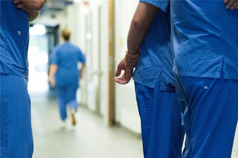 Hunderte Menschen sind an den Weihnachtsfeiertagen in Krankenhäusern, Heimen und bei mobilen Pflegediensten im Einsatz. (Archivbild)Stefan Sauer/dpa