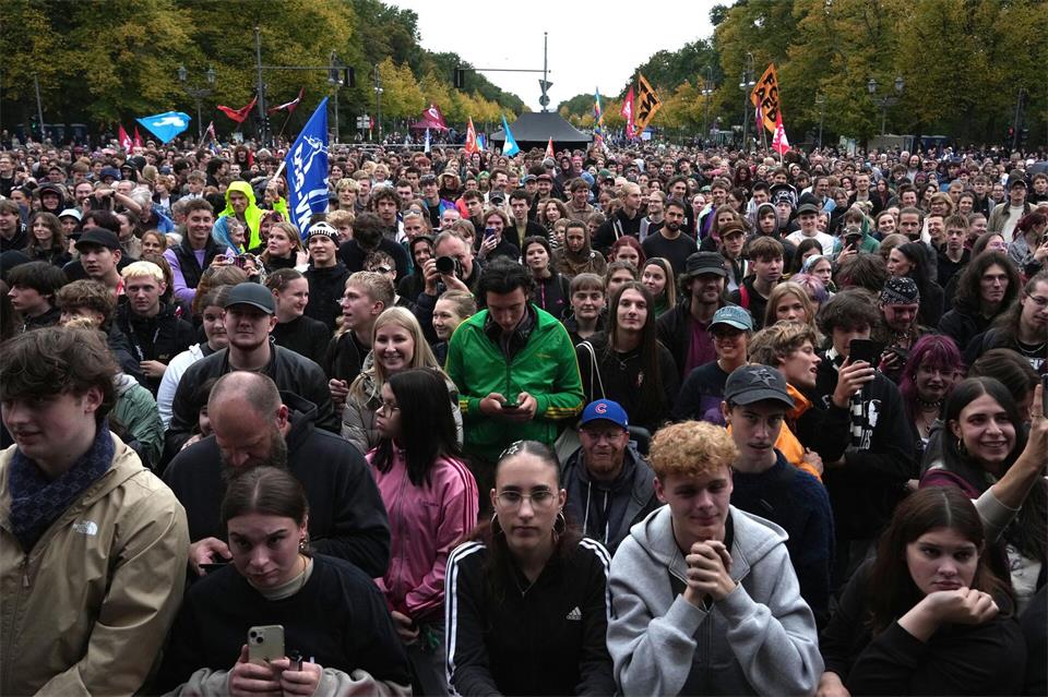 Hunderte Menschen versammelten sich am Abend zu einer Kundgebung gegen die geplante Wehrpflicht vor dem Brandenburger Tor.Sven Kaeuler/dpa