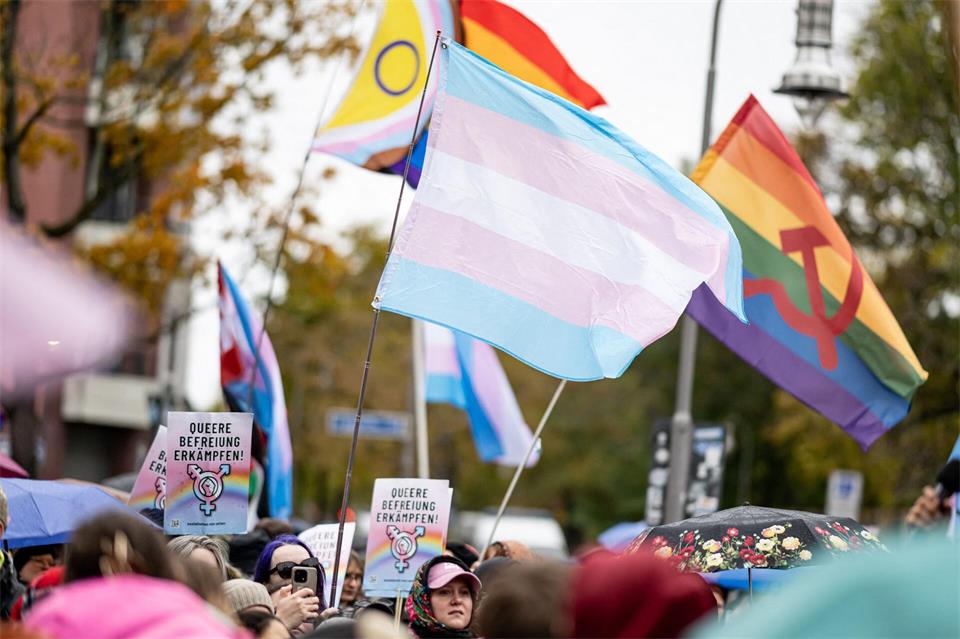 Hunderte Menschen versammelten sich am Mariannenplatz unter dem Motto „Hände weg von Trans Leben!“. Fabian Sommer/dpa