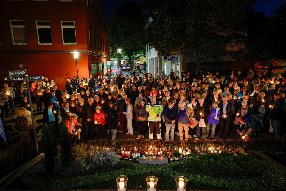 Hunderte Menschen versammelten sich mit Kerzen zu einer Trauerfeier am Abend. Sie gedachten der Opfer zur Tatzeit um 21.37 Uhr.  Thomas Banneyer/dpa