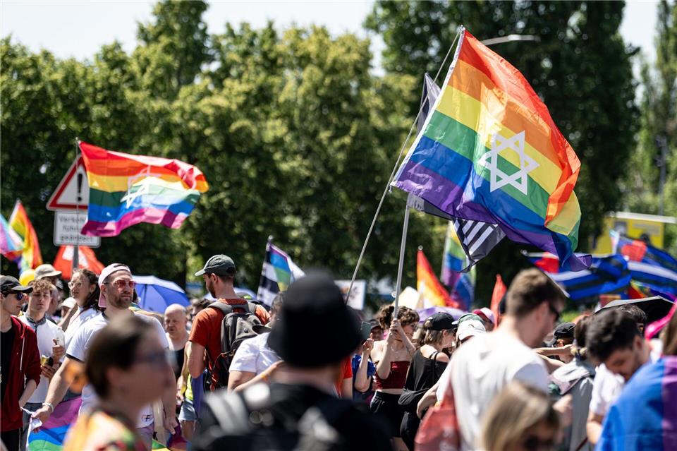 Hunderte Menschen ziehen am Samstagnachmittag für Vielfalt und Toleranz durch Marzahn. Fabian Sommer/dpa