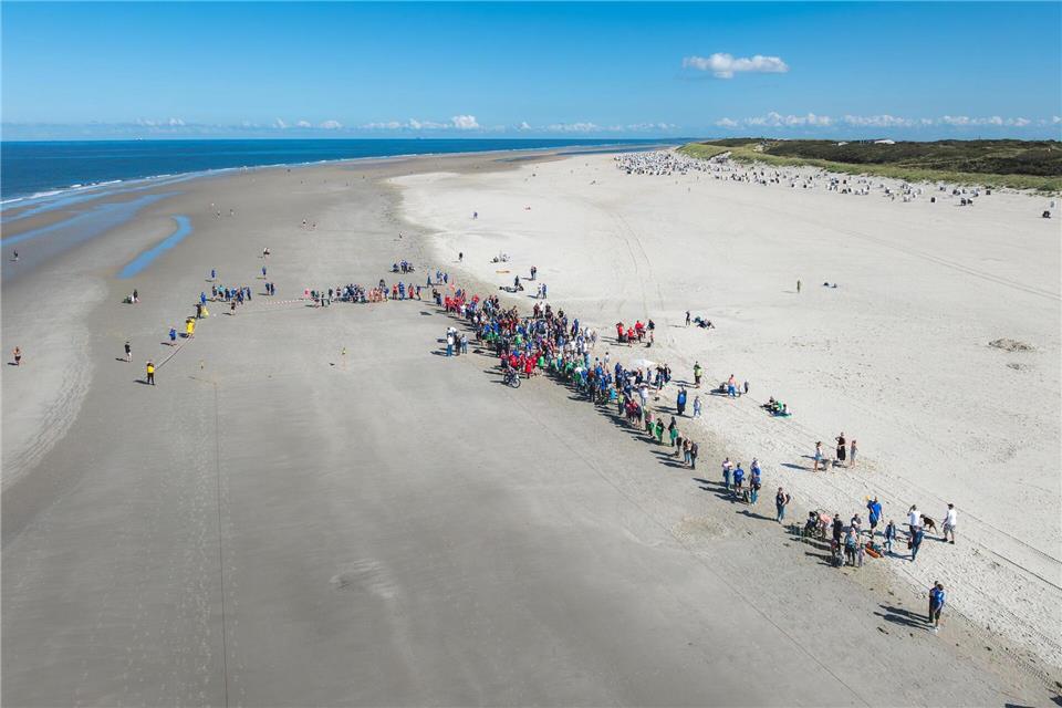 Hunderte Ostfriesen haben sich am Badestrand von Spiekeroog im Klootschießen gemessen - eigentlich wird bei dem Friesensport sonst auf Feldern oder Wegen mit Holzkugeln geworfen. Kai Kröger/Gemeinde Spiekeroog/dpa