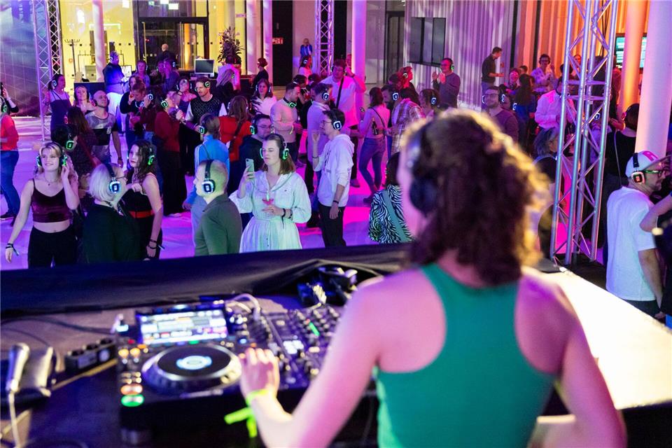 Silent Party: Landtag wird für sechs Stunden zum Club  Hunderte Partygäste haben in Niedersachsens Landtag gefeiert. Michael Matthey/dpa