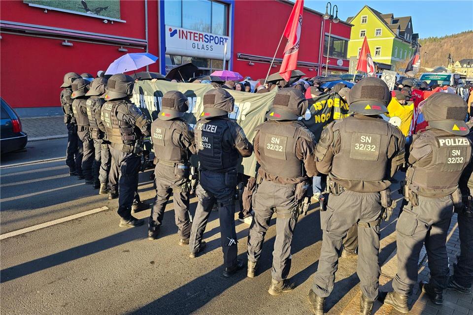 Hunderte Polizisten begleiten die Demo von „Spektrum 360“ in Schwarzenberg.Mike Müller/dpa