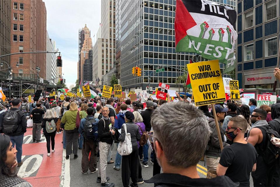 Hunderte Protestieren in New York in gegen Netanjahu.Franziska Spiecker/dpa