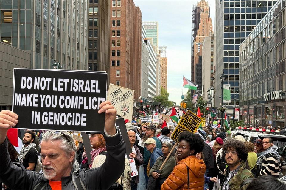 Hunderte Protestieren in New York.Franziska Spiecker/dpa