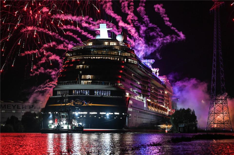Neues Meyer-Kreuzfahrtschiff auf dem Weg Richtung Nordsee Hunderte Schaulustige bestaunten das Spektakel in Papenburg.Lars Penning/dpa