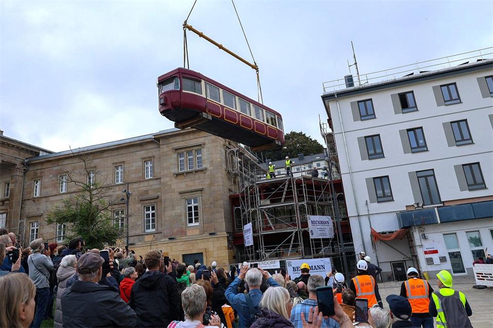 Hunderte Schaulustige verfolgen den Einbau des Schwebebahnwagens. Matthias Rosenkranz/dpa