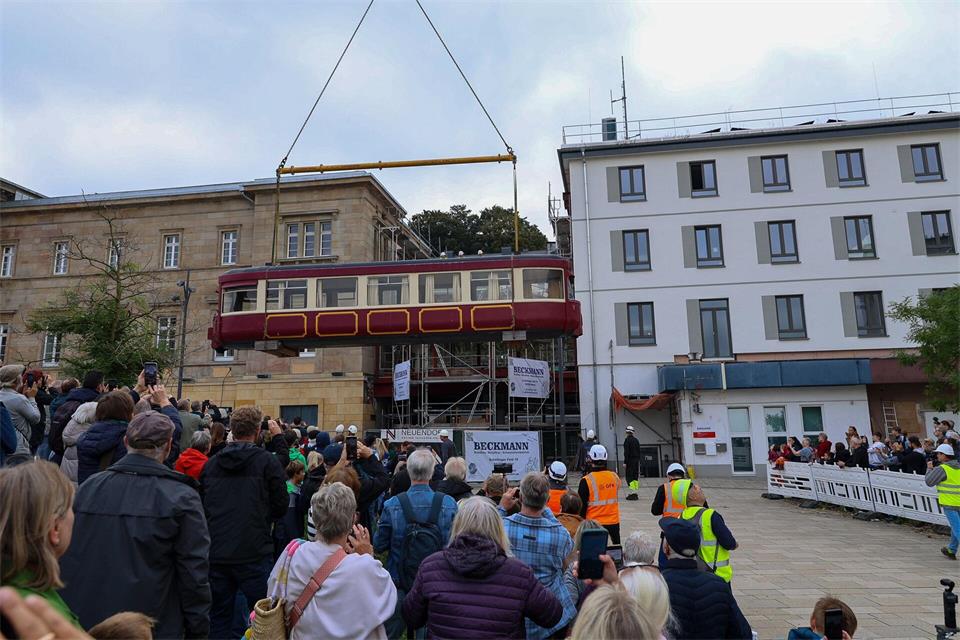 Hunderte Schaulustige verfolgten die Positionierung des Schwebebahnwagens auf einer Stahlkonstruktion am Hauptbahnhof. (Archivbild)Matthias Rosenkranz/dpa