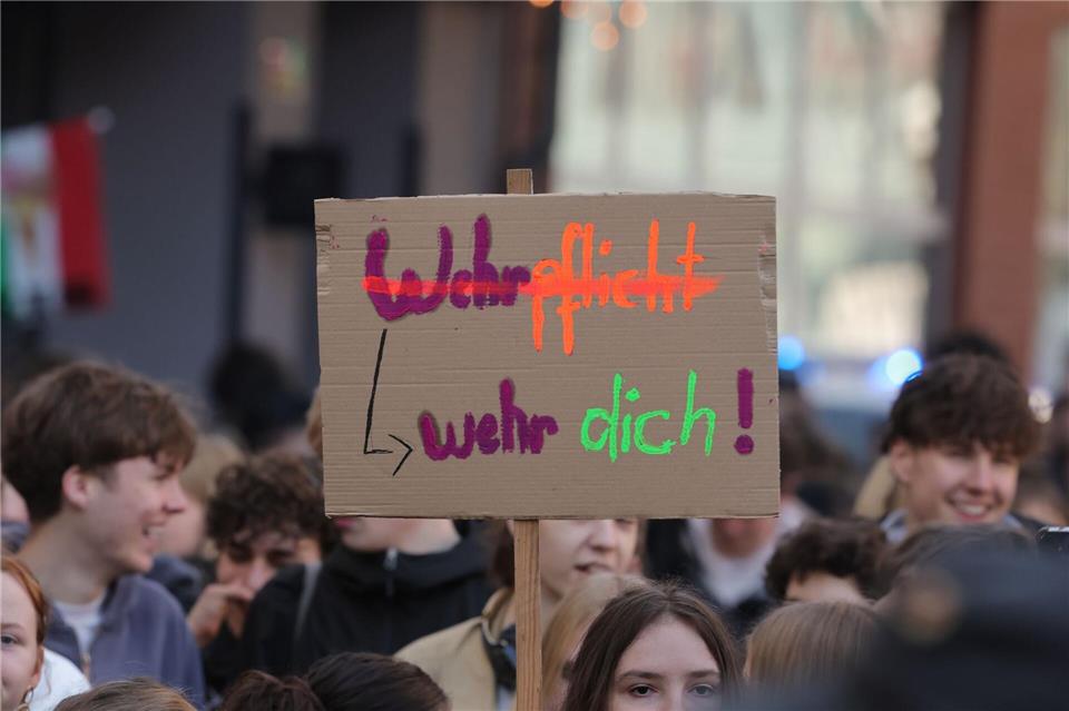 Hunderte Schülerinnen und Schüler beteiligten sich in Thüringen am bundesweiten Schulstreik zum Thema Wehrpflicht. Bodo Schackow/dpa