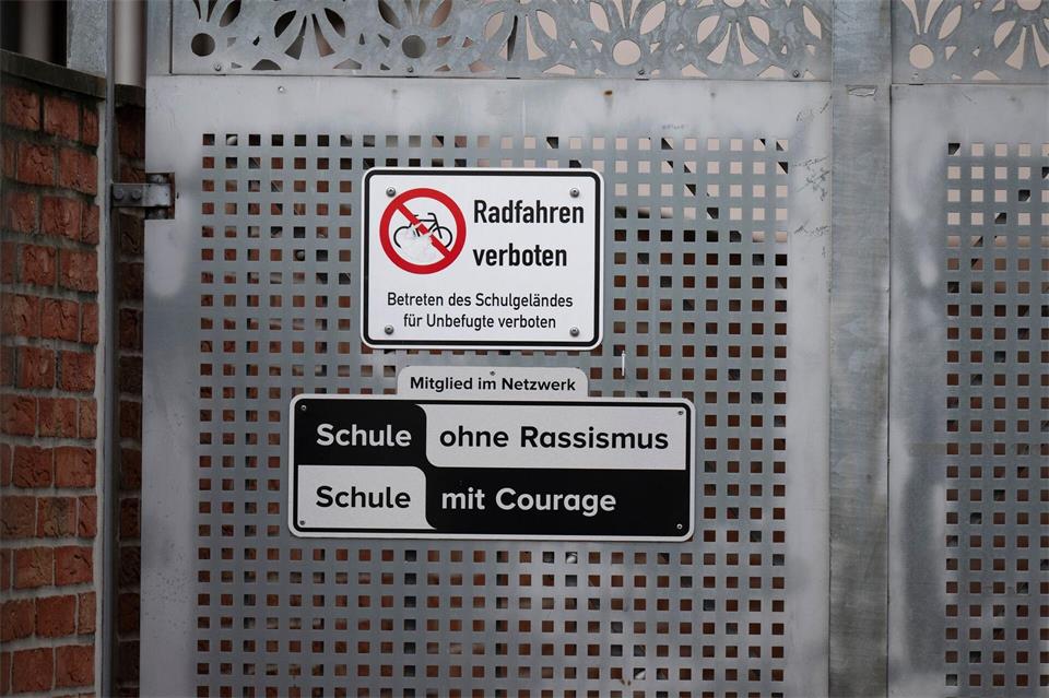 Hunderte Schülerinnen und Schüler nehmen in Brandenburgs Landtag an einem Treffen zur „Schule gegen Rassismus“ teil. (Symbolbild)Boris Roessler/dpa