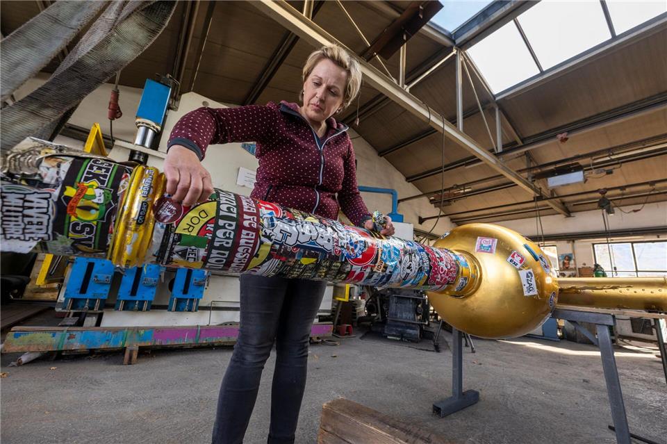 Hunderte Sticker klebten auf dem Gipfelkreuz. (Archivbild) Peter Kneffel/dpa