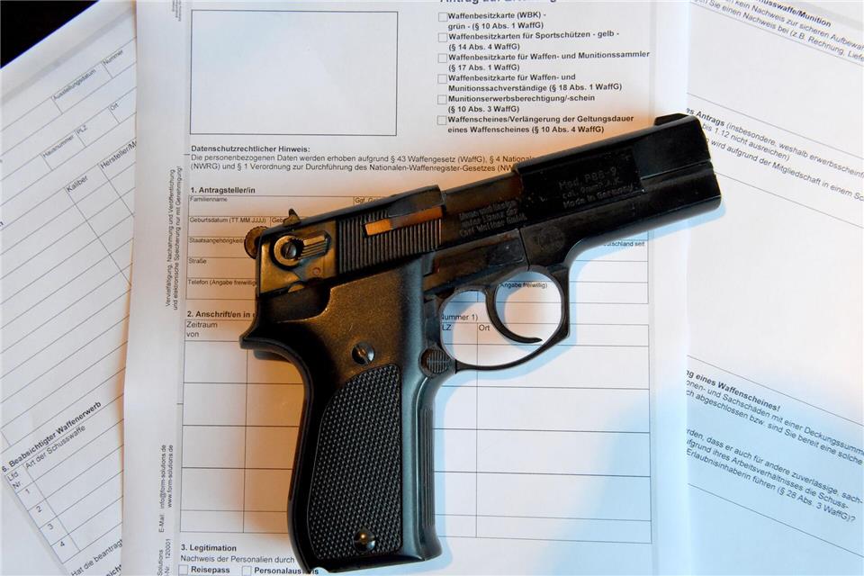 Hunderte Waffen besitzen Menschen in der rechten Szene. (Symbolbild)Carsten Rehder/dpa