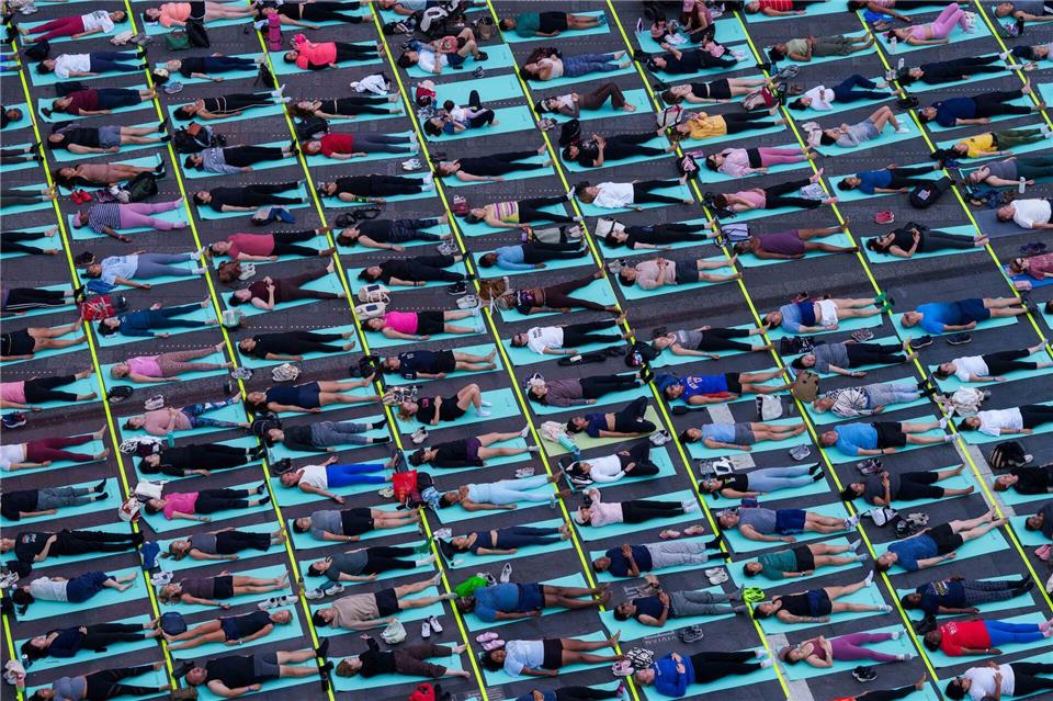 Hunderte Yogis nehmen an Yoga-Kursen im Herzen Manhattans teil.Adam Gray/AP/dpa