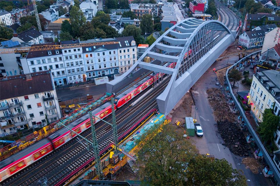 Hunderte Züge am Tag - seit Montagmorgen rollt der Verkehr über die neue Hamburger Sternbrücke. Bodo Marks/dpa