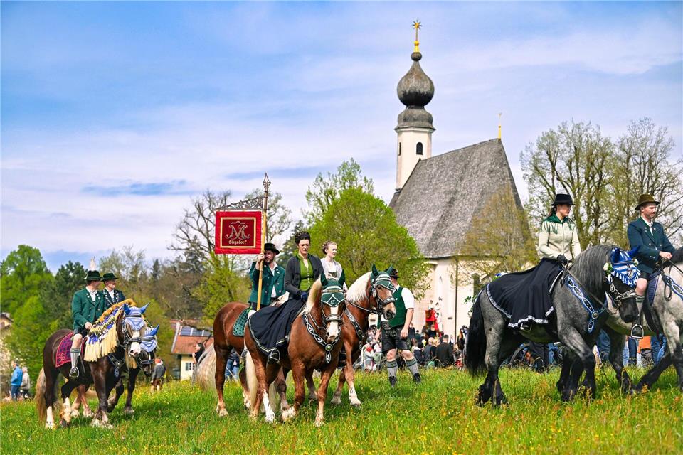 Hunderte geschmückte Pferde sind beim Georgiritt dabei. (Archivbild)Uwe Lein/dpa