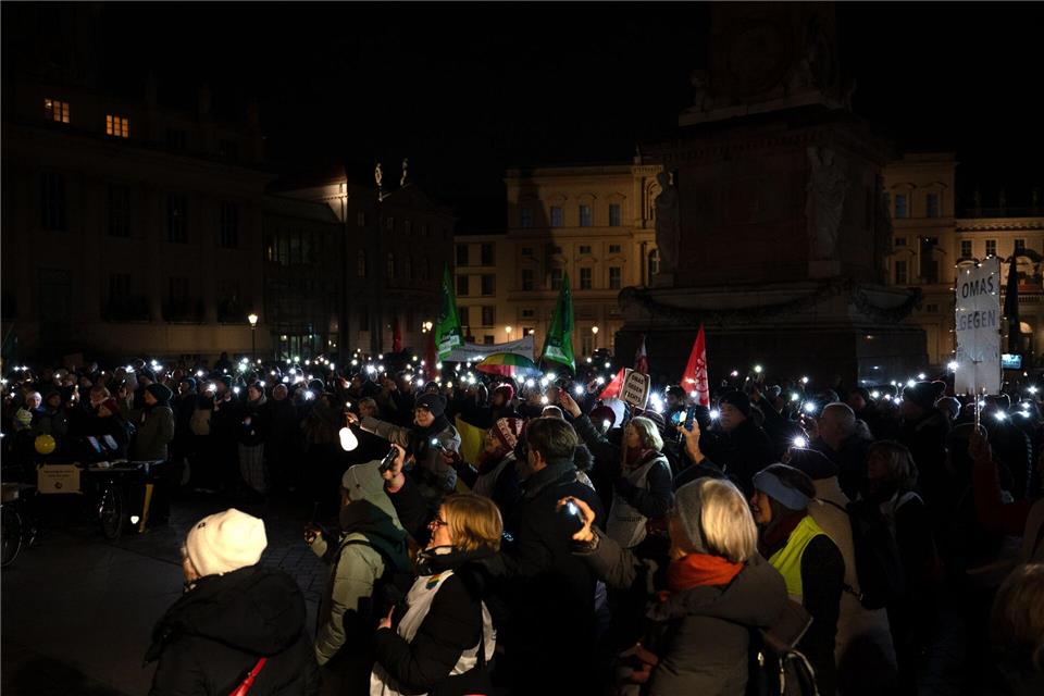 Hunderte kamen zu der Demonstration in der Landeshauptstadt.Markus Lenhardt/dpa